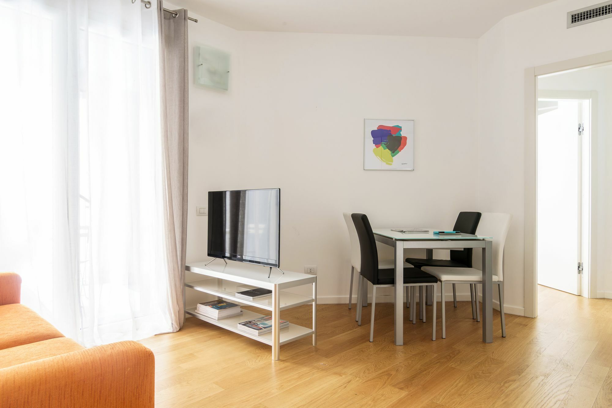 Appartement Joivy Sunny 1-Bed Flat With Balcony à Milan Extérieur photo